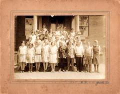 Photo of Broad Brook School Grade 7, taken 1928.