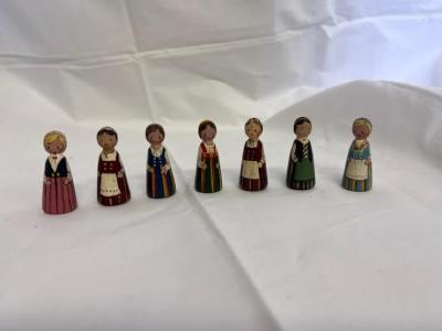 Small wood carved dolls in Finnish folk dress
