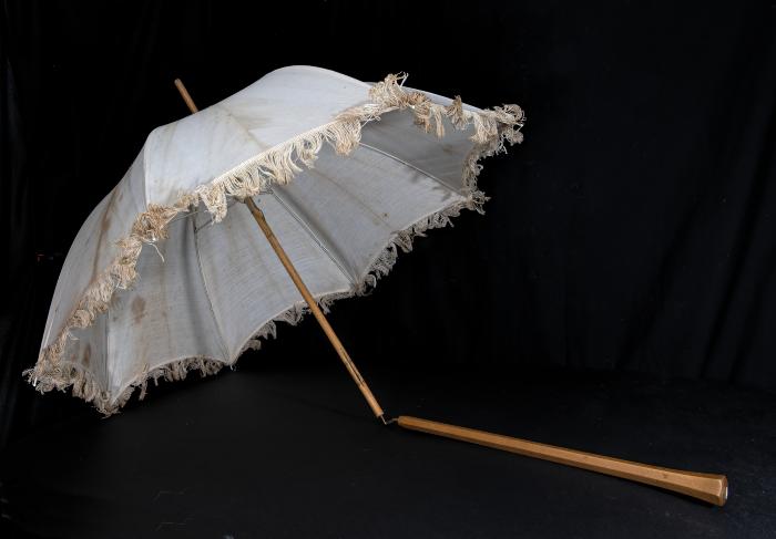 White parasol w hinge