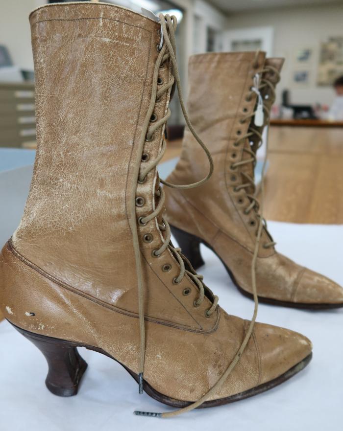 Brown boots, ladies